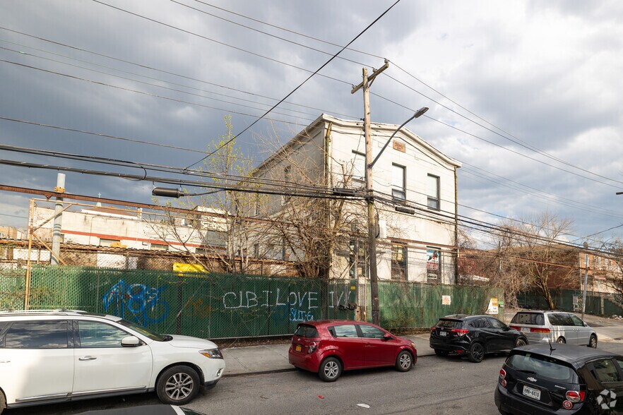 2201 121st St, College Point, NY à louer - Photo du bâtiment - Image 2 de 9