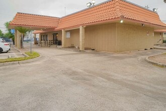 916 Houston St, Laredo, TX for lease Building Photo- Image 2 of 8