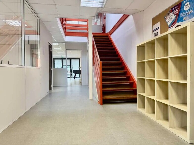 Office in Bron for lease - Interior Photo - Image 3 of 13