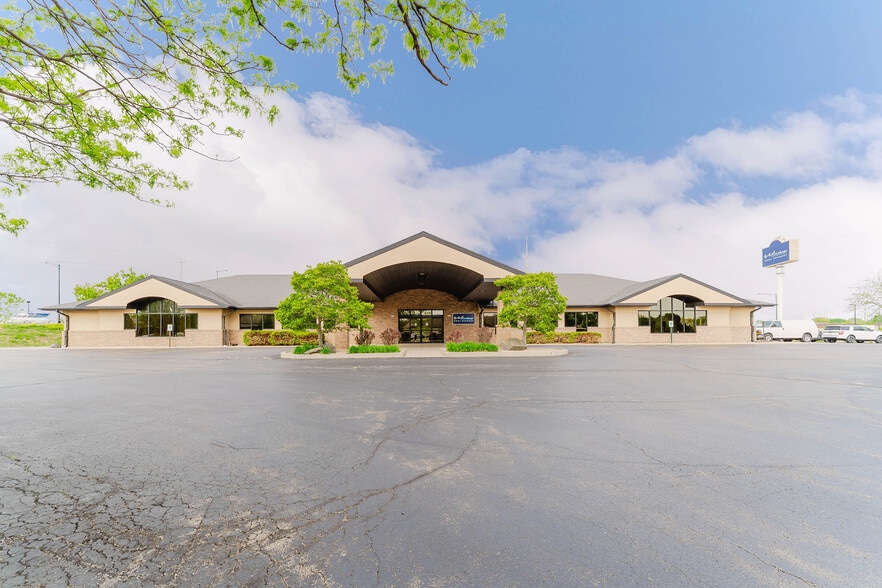 1875 West Pointe Dr, Oshkosh, WI for sale - Building Photo - Image 3 of 30