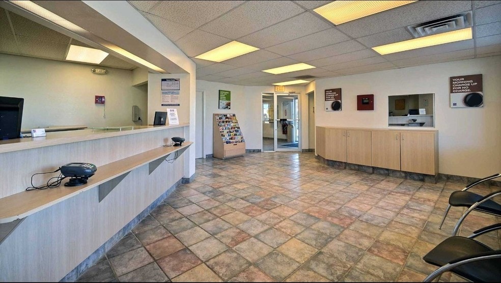 5151 Elmwood Ave, Indianapolis, IN for sale - Lobby - Image 2 of 6
