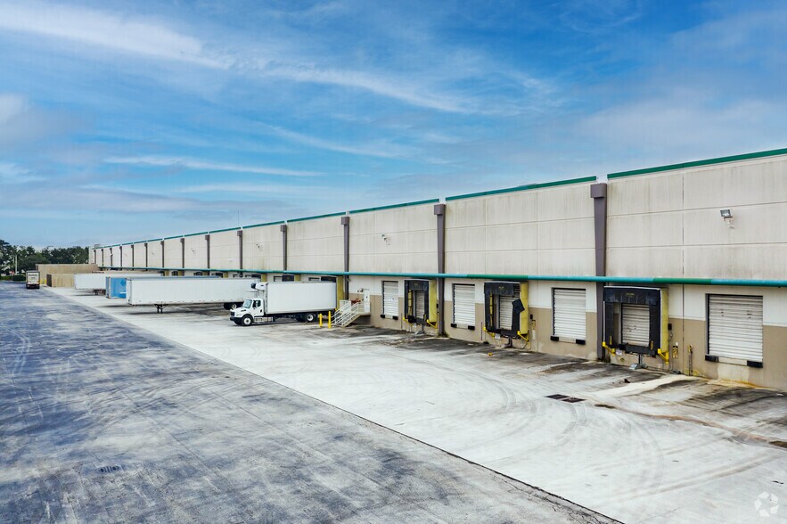 13900 NW 2nd St, Sunrise, FL à louer - Photo du bâtiment - Image 3 de 6