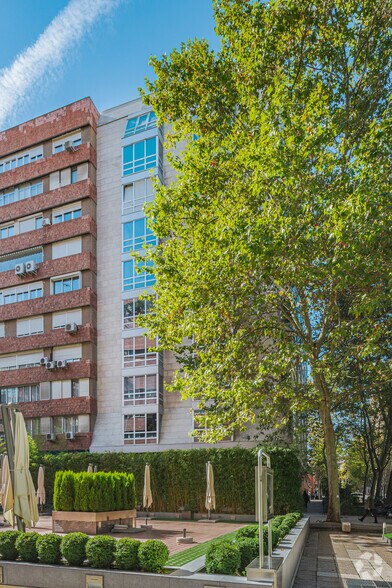 Calle de la Basílica, 19, Madrid, Madrid à louer - Photo du bâtiment - Image 3 de 5