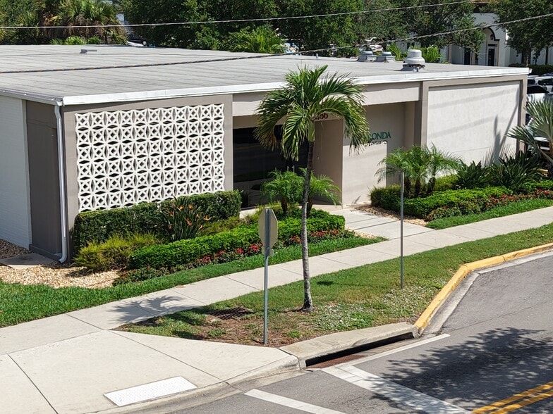 2286 W 1st St, Fort Myers, FL à louer - Photo du bâtiment - Image 2 de 12