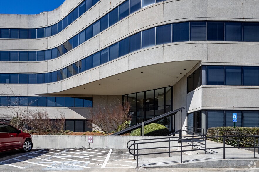 2987 Clairmont Rd NE, Brookhaven, GA à louer - Photo du bâtiment - Image 3 de 7