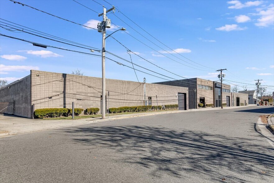 22 Sprague Ave, Amityville, NY à louer - Photo du bâtiment - Image 3 de 10