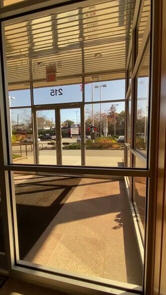 215 Lexington St, Woburn, MA à louer - Vidéo sur l’inscription commerciale - Image 2 de 13