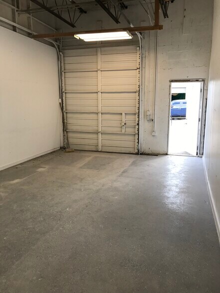 1700 Latham Rd, West Palm Beach, FL à louer - Photo du bâtiment - Image 3 de 13