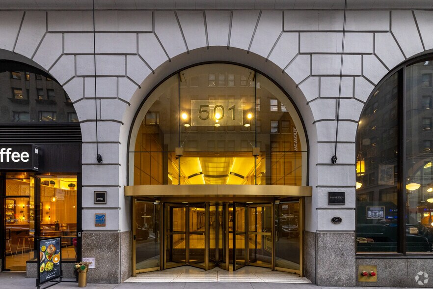 501 Fashion Ave, New York, NY for lease - Building Photo - Image 3 of 14