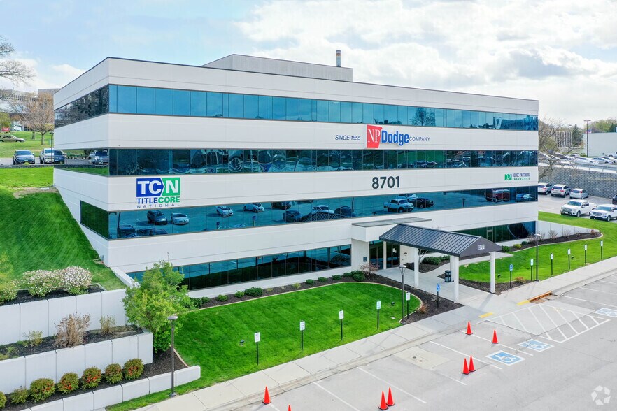 8701 W Dodge Rd, Omaha, NE à louer - Photo du bâtiment - Image 2 de 7
