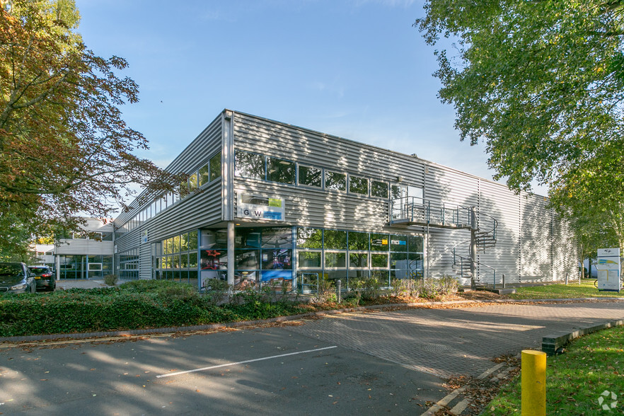 Kembrey Park, Swindon for lease - Primary Photo - Image 1 of 6