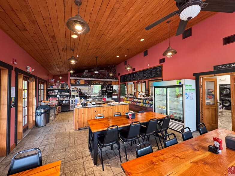 1320 E Main St, Meriden, CT à vendre - Photo intérieure - Image 2 de 28