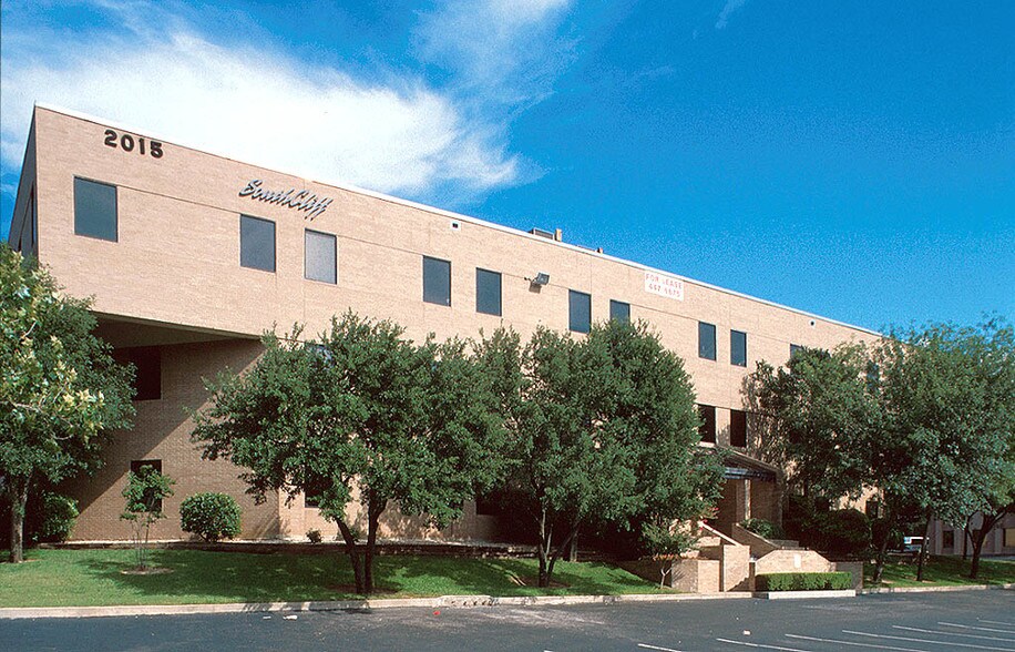 2015 S Interstate 35, Austin, TX à louer - Photo du bâtiment - Image 3 de 8