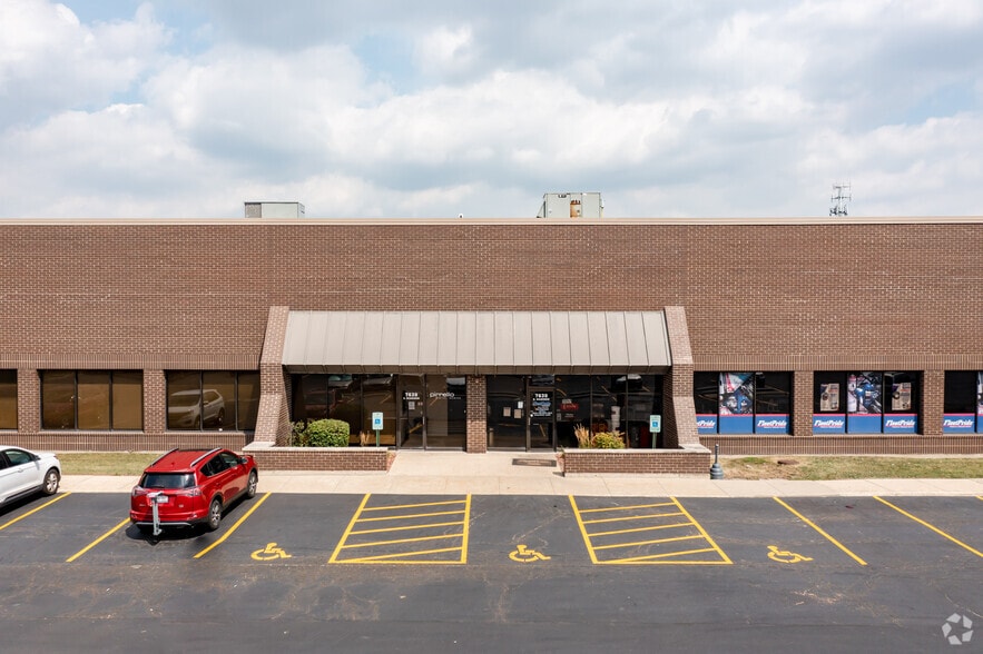 7630 S Madison St, Willowbrook, IL for lease - Building Photo - Image 3 of 6