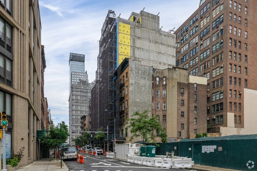 439 W 36th St, New York, NY à louer - Photo du bâtiment - Image 2 de 2