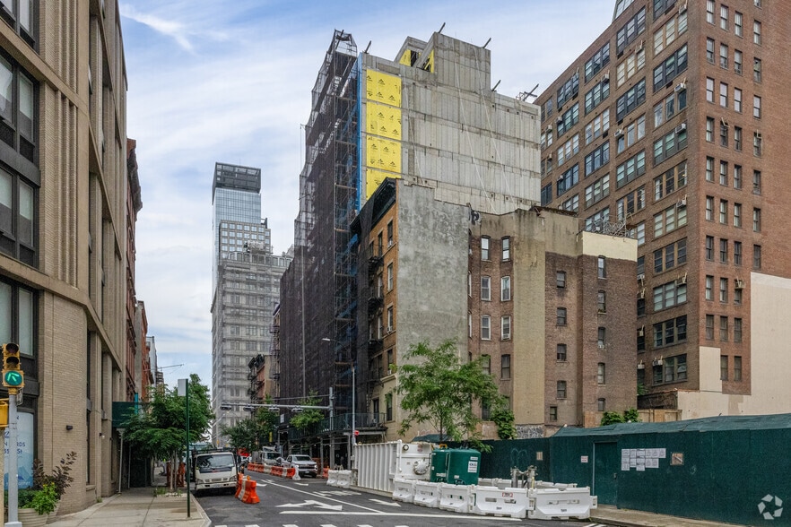 439 W 36th St, New York, NY à louer - Photo du bâtiment - Image 2 de 2