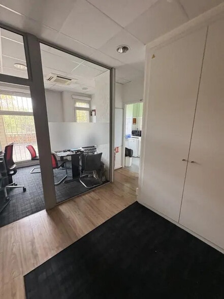 Retail in Marseille for lease - Interior Photo - Image 2 of 8