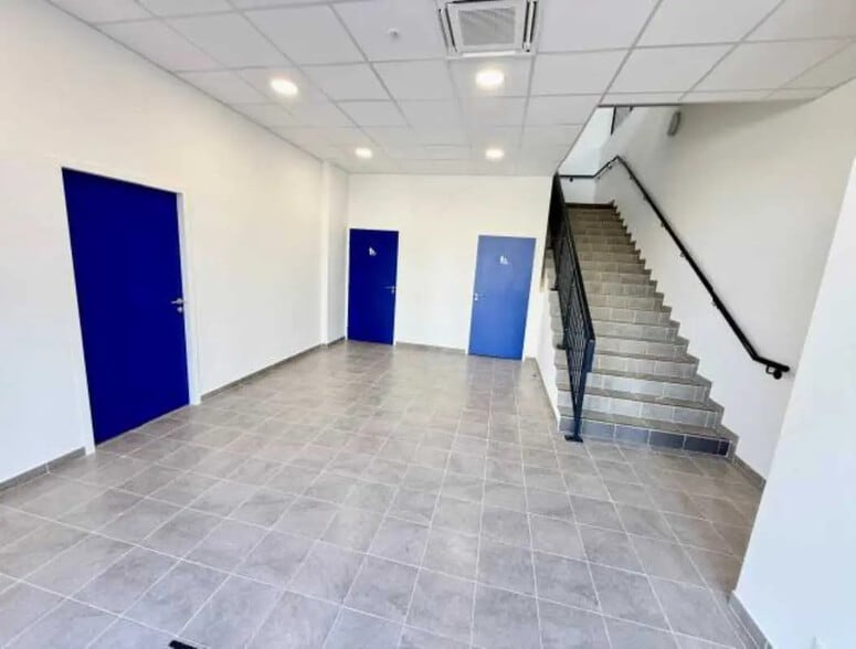 Office in Trappes for lease - Interior Photo - Image 3 of 12