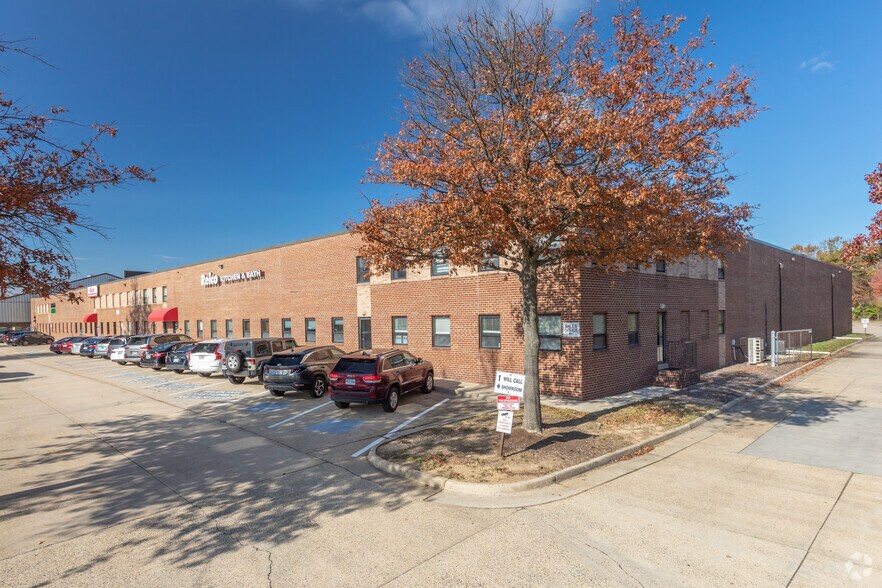 6790 Commercial Dr, Springfield, VA à louer - Photo du bâtiment - Image 2 de 4