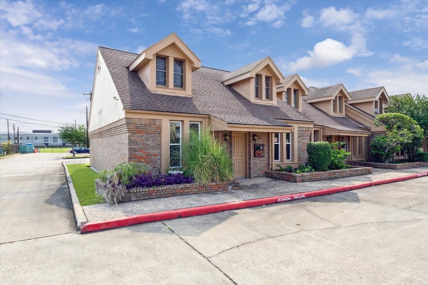 6910 Bellaire Blvd, Houston, TX for sale - Building Photo - Image 2 of 15