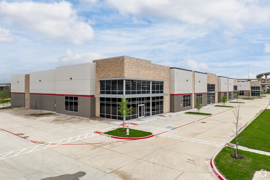 900 Arthurs Ln, Lewisville, TX à louer - Photo du bâtiment - Image 2 de 4