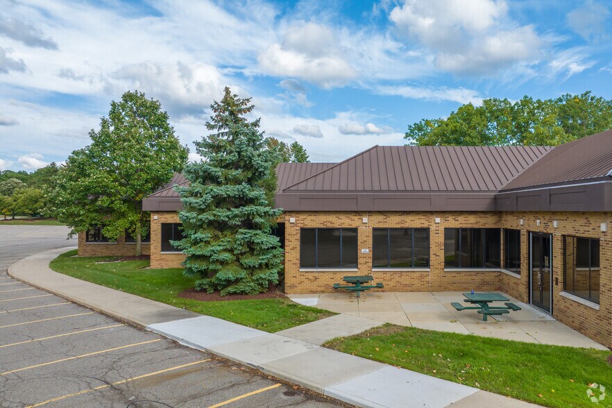 5111 Auto Club Dr, Dearborn, MI à louer - Photo du bâtiment - Image 2 de 6