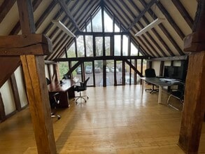 4 Hillside Rd, Aldershot for lease Building Photo- Image 1 of 8