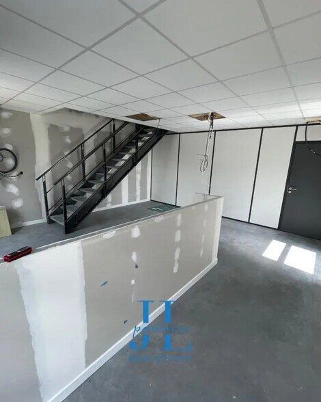 Flex in Villenave-d'Ornon for lease - Interior Photo - Image 2 of 6