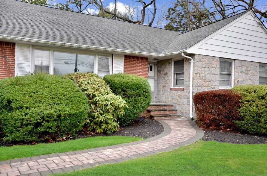 937 Walt Whitman Rd, Melville, NY à vendre - Photo du bâtiment - Image 2 de 3