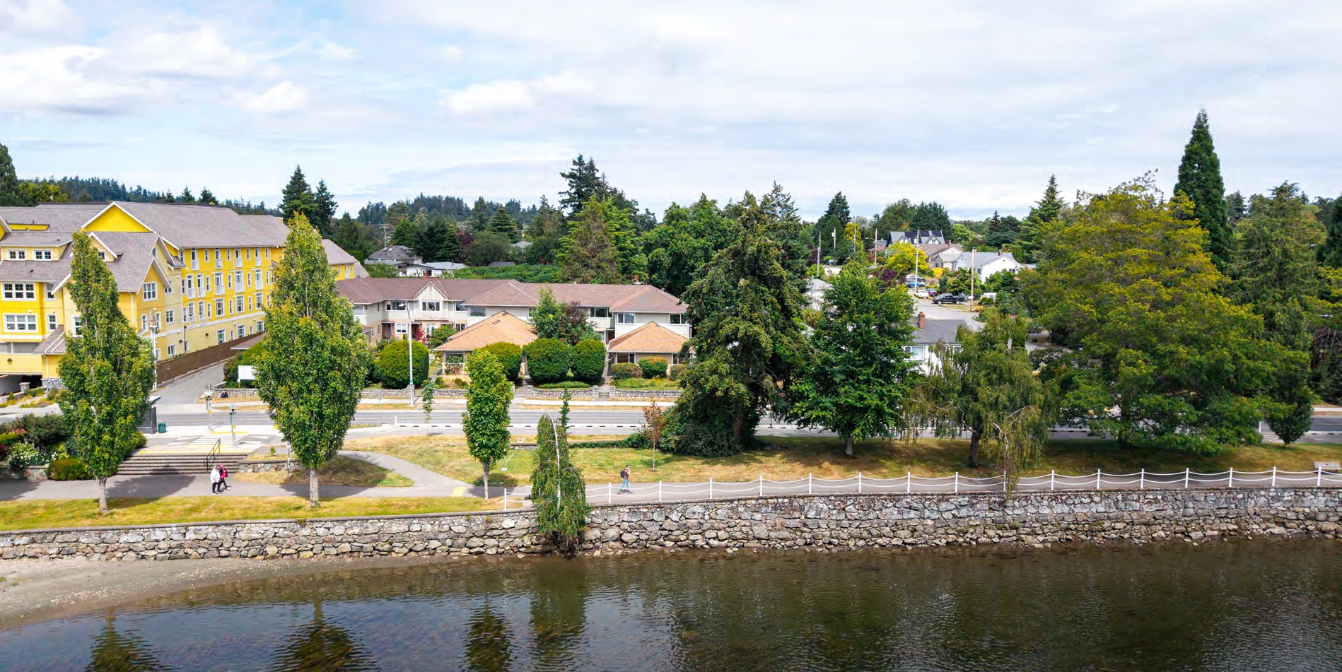 992 Gorge Rd W, Saanich, BC à vendre Photo principale- Image 1 de 14