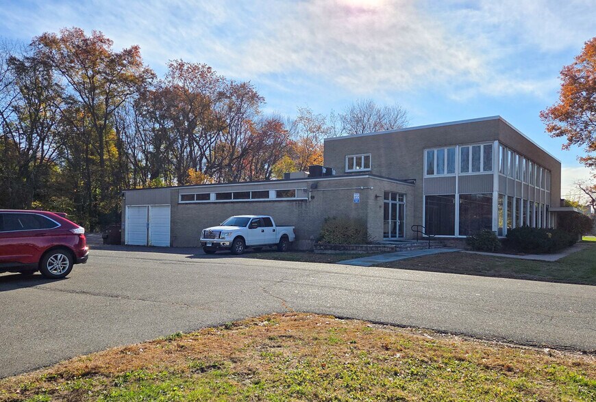 66 Granby St, Bloomfield, CT à louer - Photo du bâtiment - Image 2 de 15