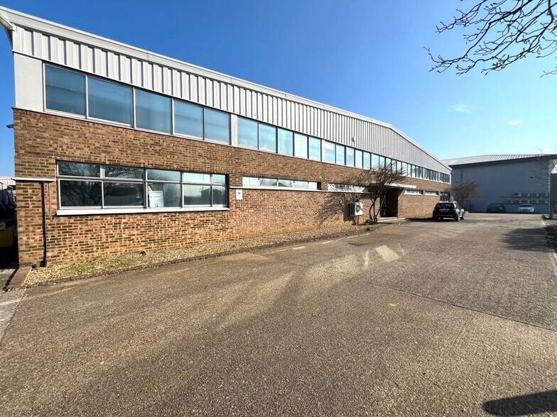 20 Freebournes Rd, Witham à louer - Photo du bâtiment - Image 3 de 12