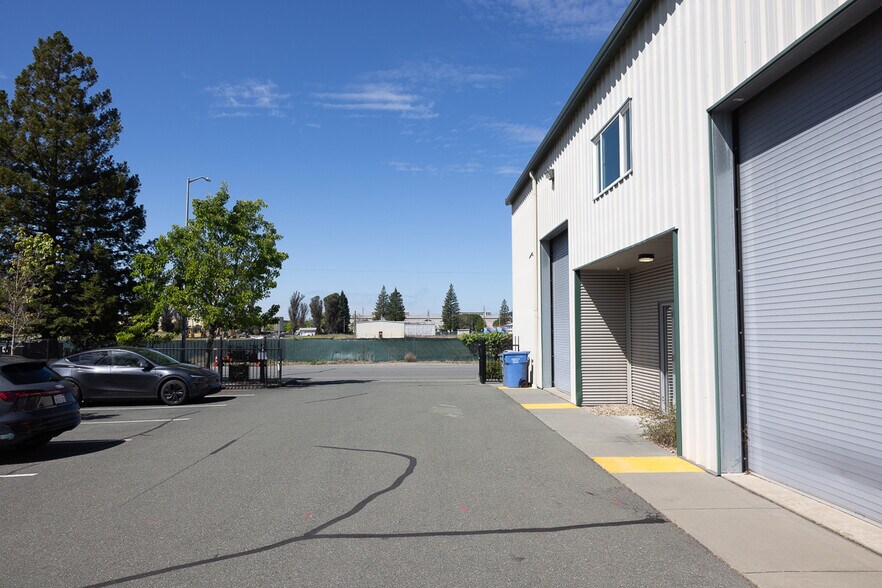 3466 Brickway Blvd, Santa Rosa, CA à louer - Photo du bâtiment - Image 3 de 19