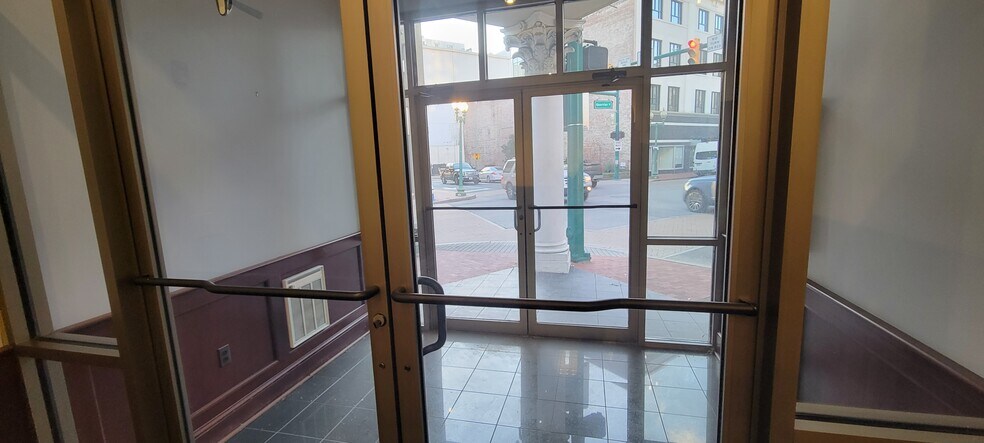 916 Quarrier, Charleston, WV à vendre - Hall d’entrée - Image 2 de 13