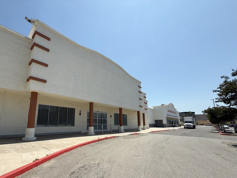 2707-2735 S Towne Ave, Pomona, CA à louer - Photo du bâtiment - Image 1 de 10