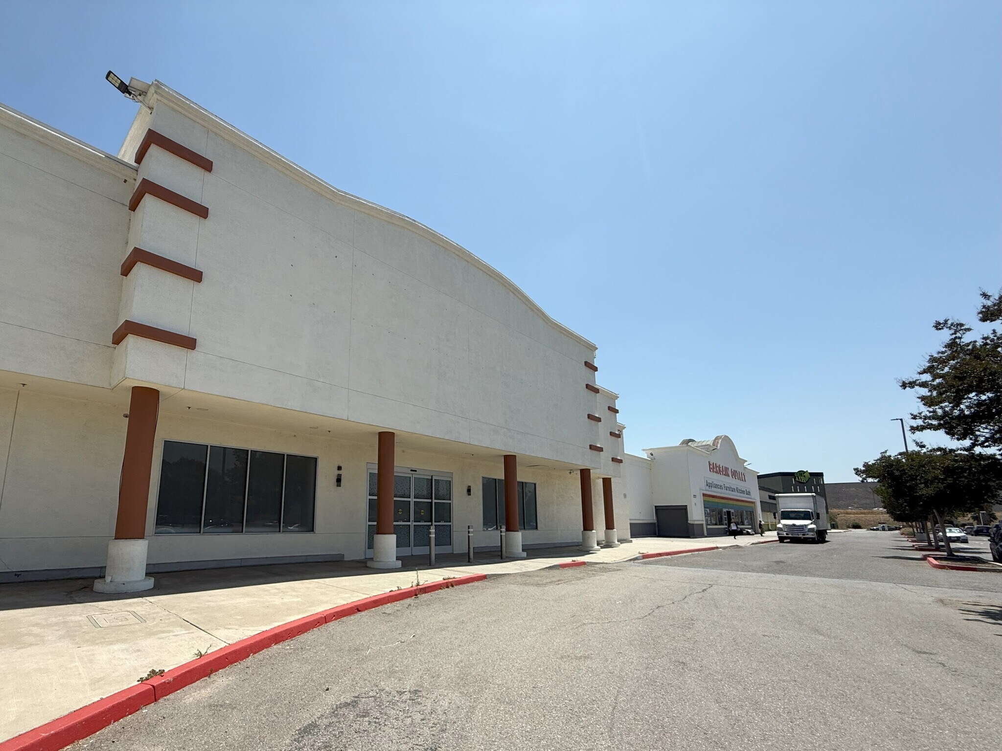 2707-2735 S Towne Ave, Pomona, CA à louer Photo du bâtiment- Image 1 de 11