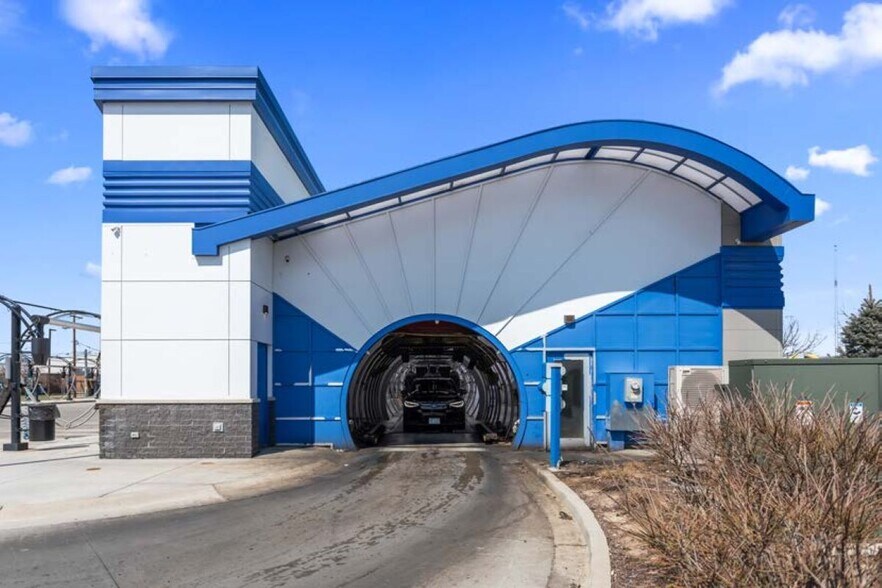 10901 W Lapham St, West Allis, WI à vendre - Photo du bâtiment - Image 3 de 4