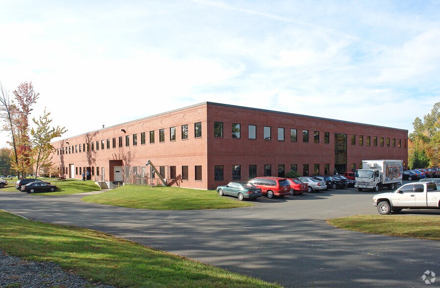 15 Tech Valley Dr, East Greenbush, NY à louer - Photo du bâtiment - Image 2 de 10