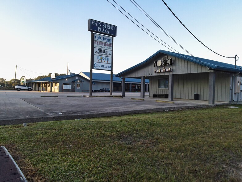 727-801 N Main St, Lumberton, TX à louer - Photo du bâtiment - Image 3 de 5