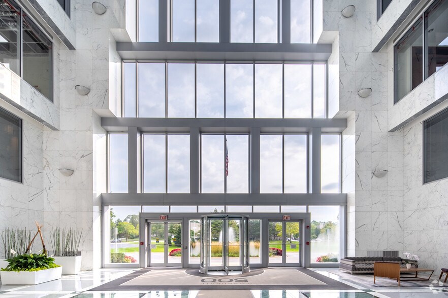 500 Lake Cook Rd, Deerfield, IL à louer - Hall d’entrée - Image 2 de 18