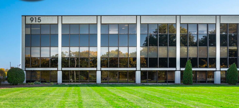 915 Harger Rd, Oak Brook, IL à louer - Photo du bâtiment - Image 2 de 11