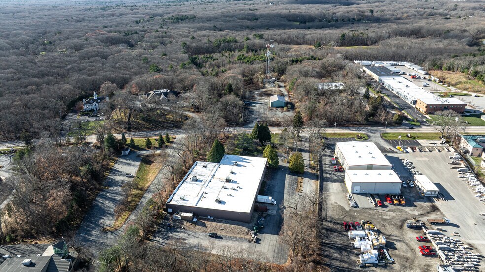 1538 S County Trl, East Greenwich, RI à louer - Photo du bâtiment - Image 3 de 8