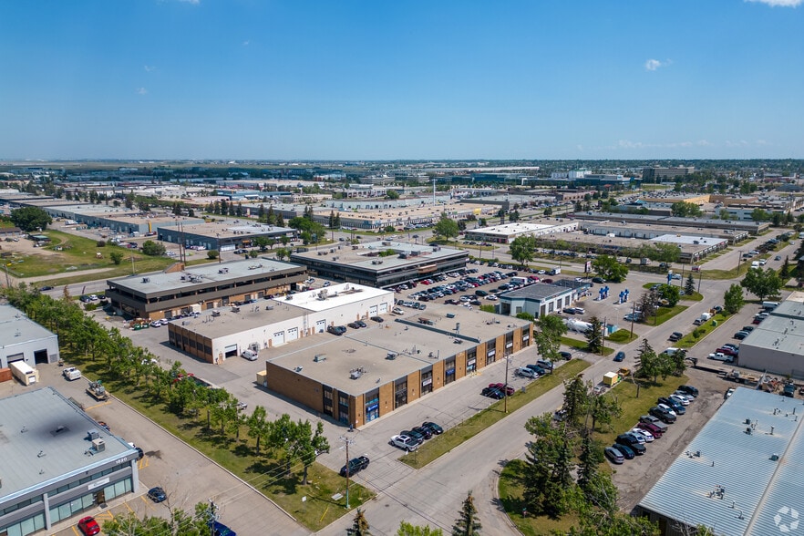 Unit 11 1916b 30 NE ave, Calgary, AB for lease - Building Photo - Image 3 of 4