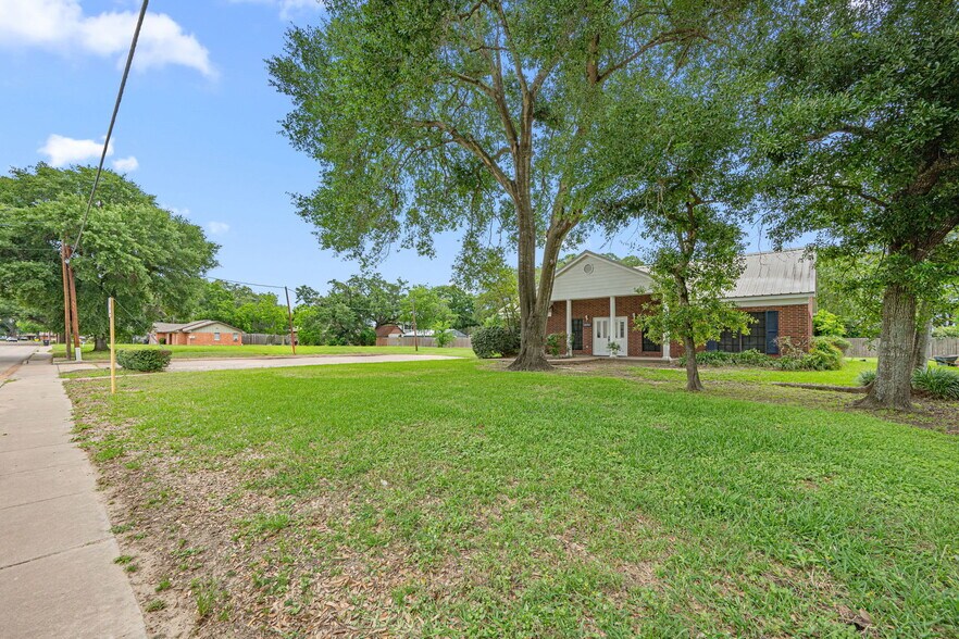 1350 Avenue D, Katy, TX à vendre - Photo du bâtiment - Image 2 de 17