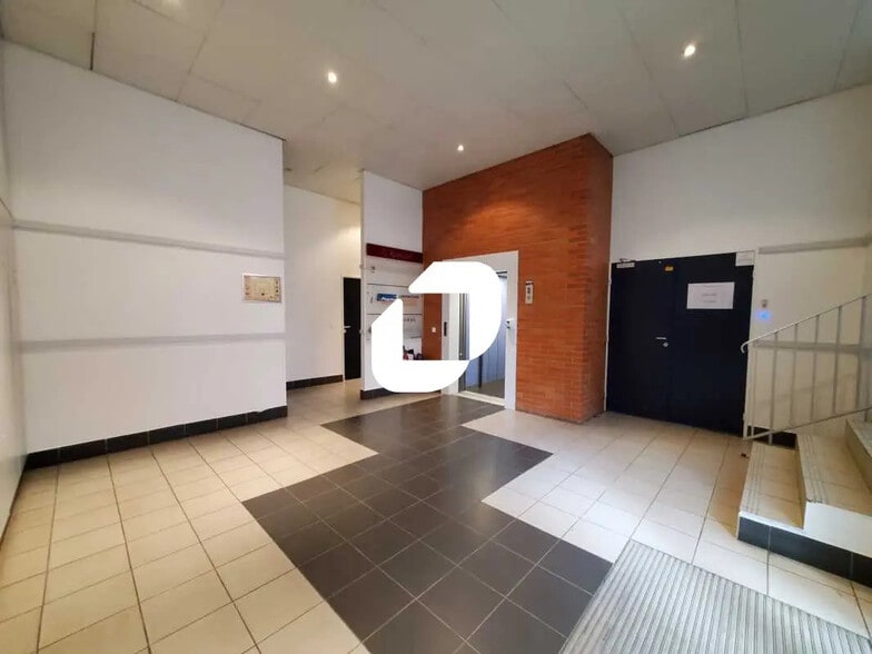 106-110 Rue Du Lieutenant Petit Leroy, Chevilly-Larue à louer - Hall d’entrée - Image 2 de 21