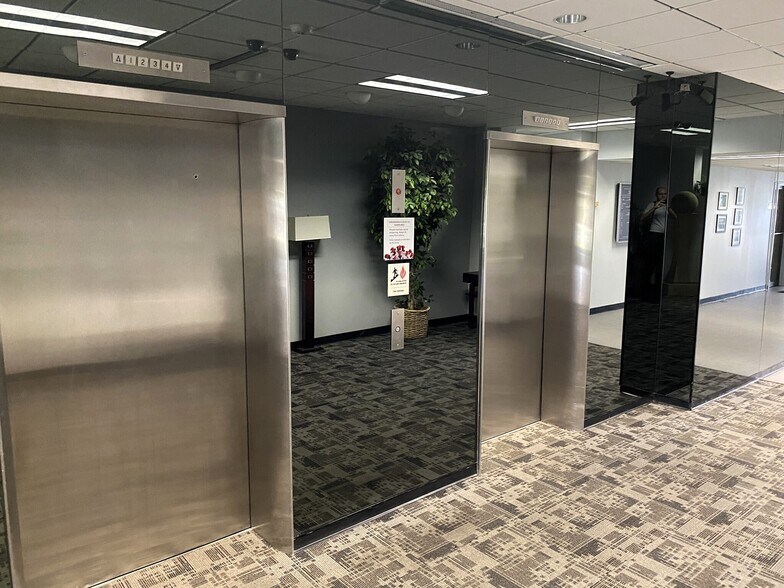 6001 Cochran Rd, Solon, OH à louer - Hall d’entrée - Image 2 de 10