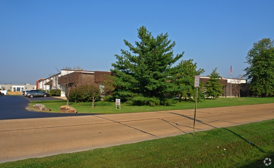 1717 Fenpark Dr, Fenton, MO for sale - Primary Photo - Image 2 of 8