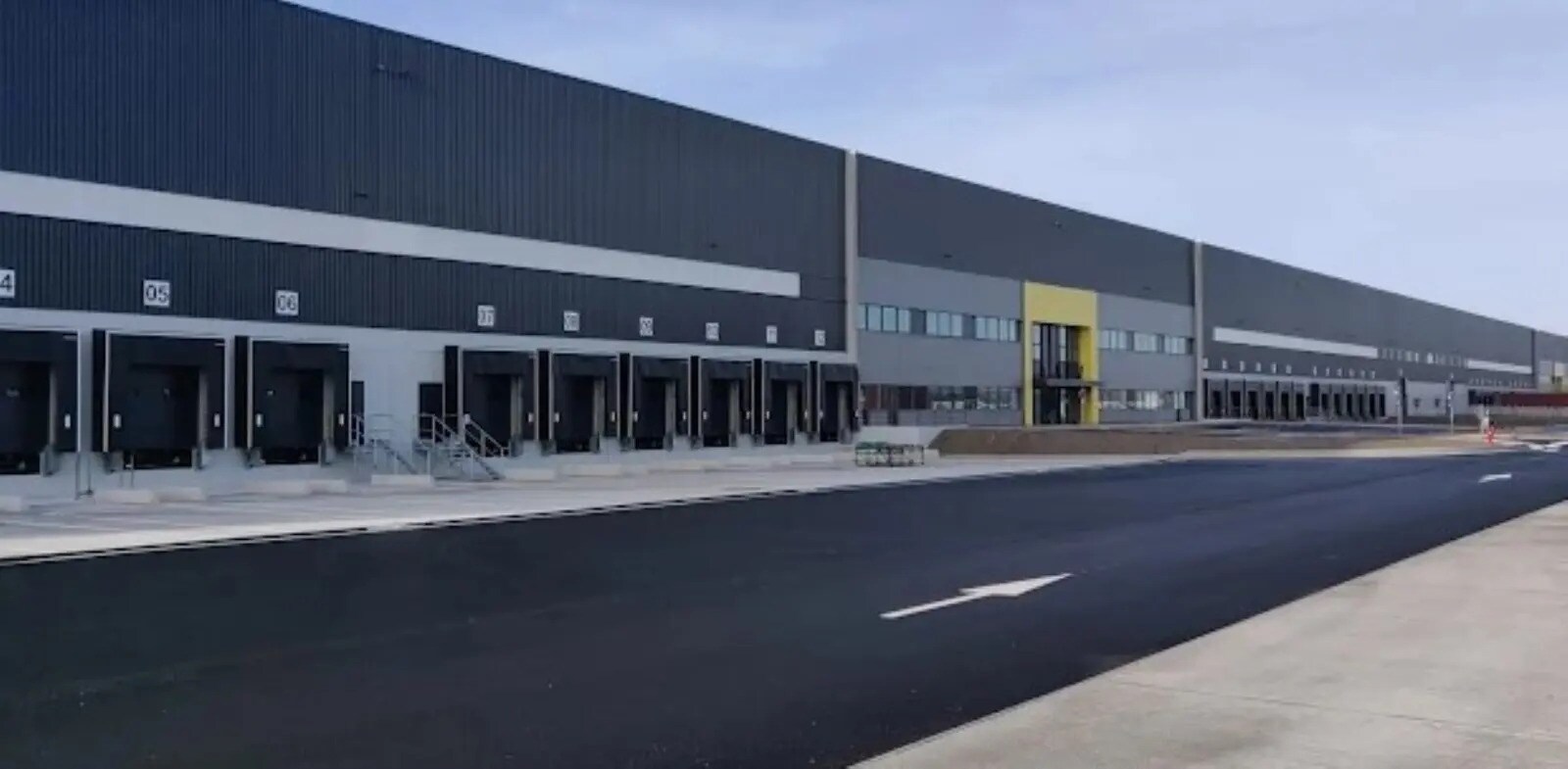 Industrial in Sandouville for lease Building Photo- Image 1 of 5