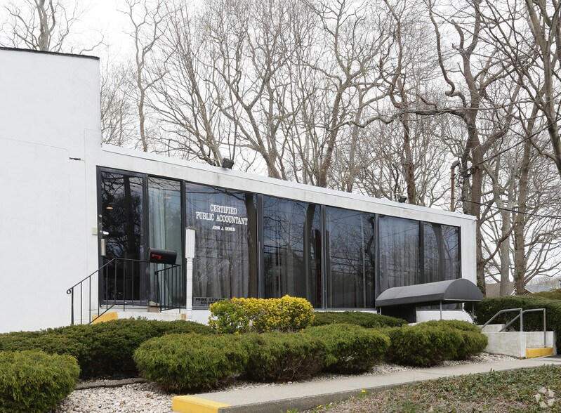 111 N Country Rd, Port Jefferson, NY à vendre - Photo du bâtiment - Image 3 de 7