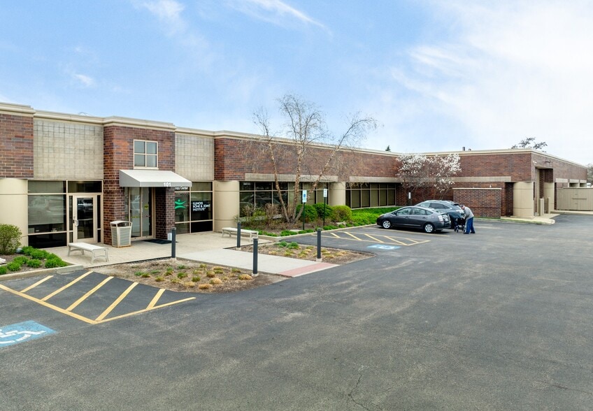 101 Waukegan Rd, Lake Bluff, IL for lease - Building Photo - Image 1 of 6